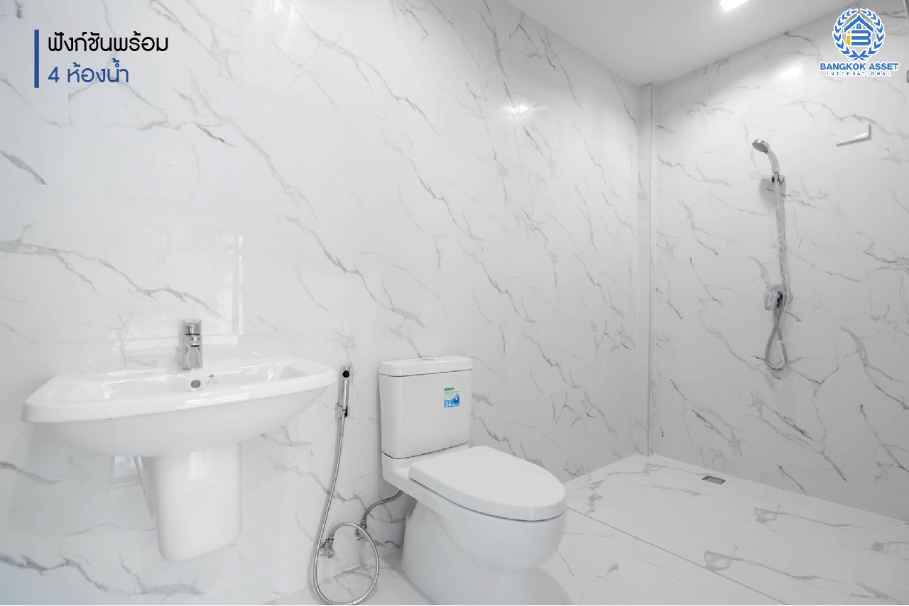 บ้านมือสองตกแต่งใหม่ ม.บางกอกบูเลอวาร์ด ราชพฤกษ์-พระราม5 หลังใหญ่ดีไซน์สุดหรู เนื้อที่ 83 ตร.ว. บนสังคมคุณภาพ SC Asset* ฟังก์ชันจัดเต็ม 4 ห้องนอน 4 ห้องน้ำ (ห้องนอนชั้นล่างพร้อมห้องน้ำในตัว) 2 ที่จอดรถ บนทำเลติดถนนราชพฤกษ์ ใกล้วงเวียนพระรามห้า ,ทางด่วนศรีรัช และเพียง 10 ถึงรถไฟฟ้า "สถานีบางรักใหญ่"